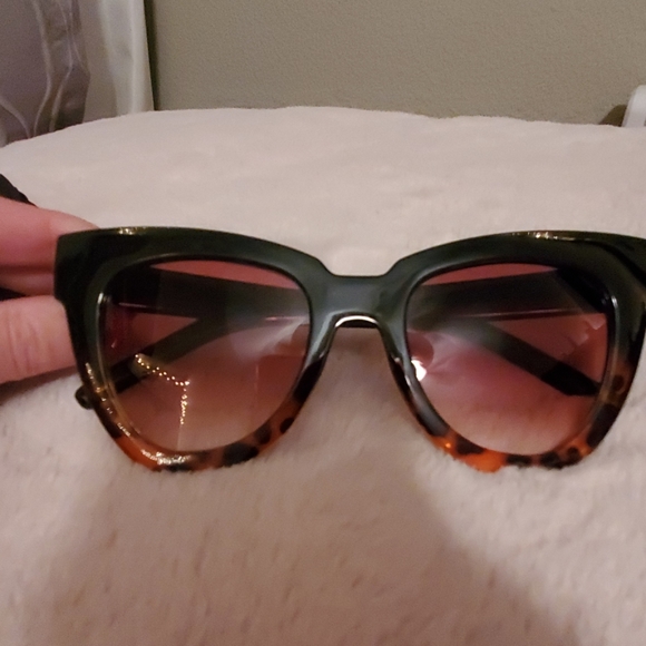 FINAL MARKDOWN Bolzano Sunglasses/Fringe Earrings - Picture 5 of 5